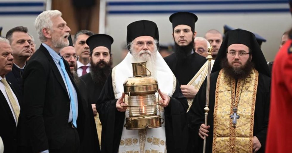 Έφτασε το Άγιο Φως στο αεροδρόμιο Ελευθέριος Βενιζέλος